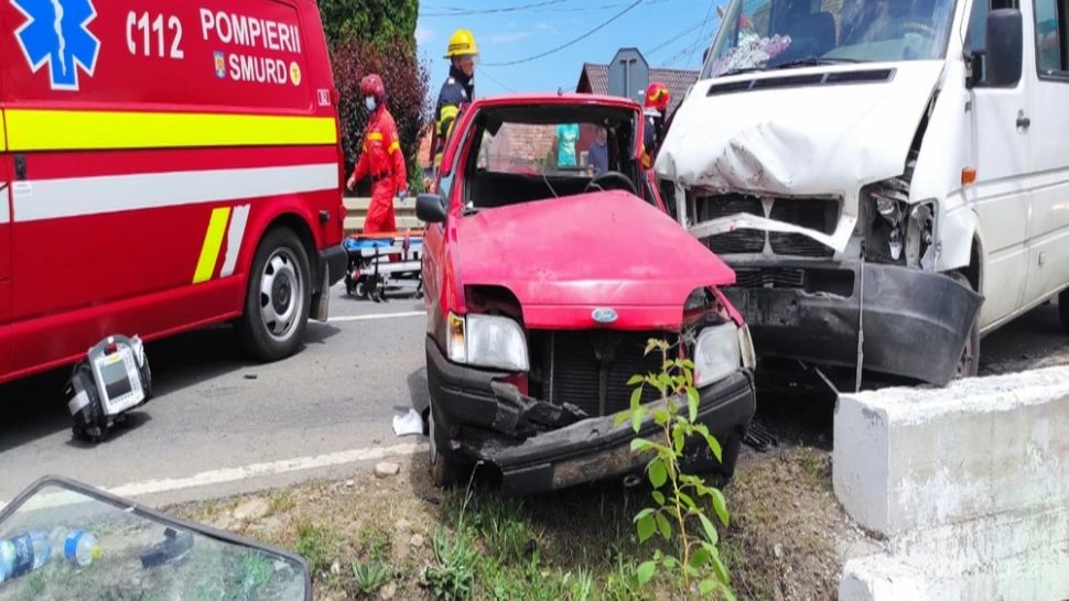Ciocnire frontală între un microbuz și un autoturism, în județul Mureș! Un bărbat a fost transportat la spital cu elicopterul SMURD. Trafic BLOCAT