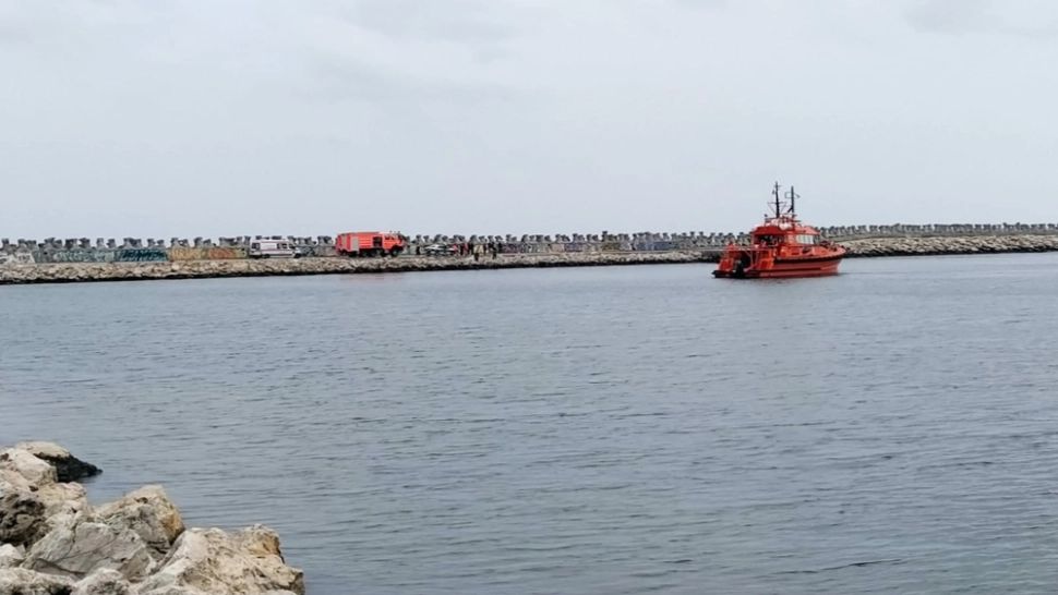 Pescari în PERICOL, pe mare! Barca în care se aflau s-a răsturnat 