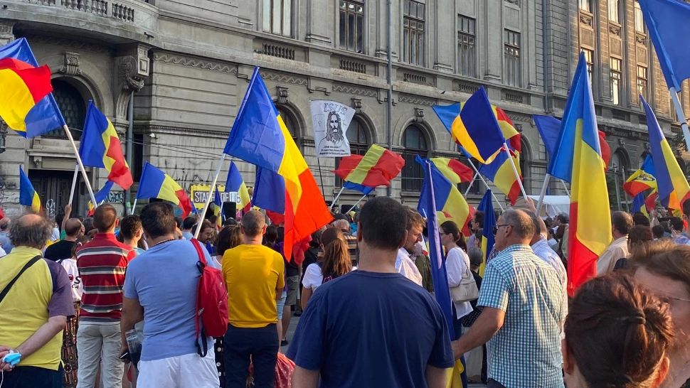 FOTO/ VIDEO Diana Șoșoacă, prezentă la protestul anti-vaccinare obligatorie din Piața Universității. MESAJUL transmis de senatoare