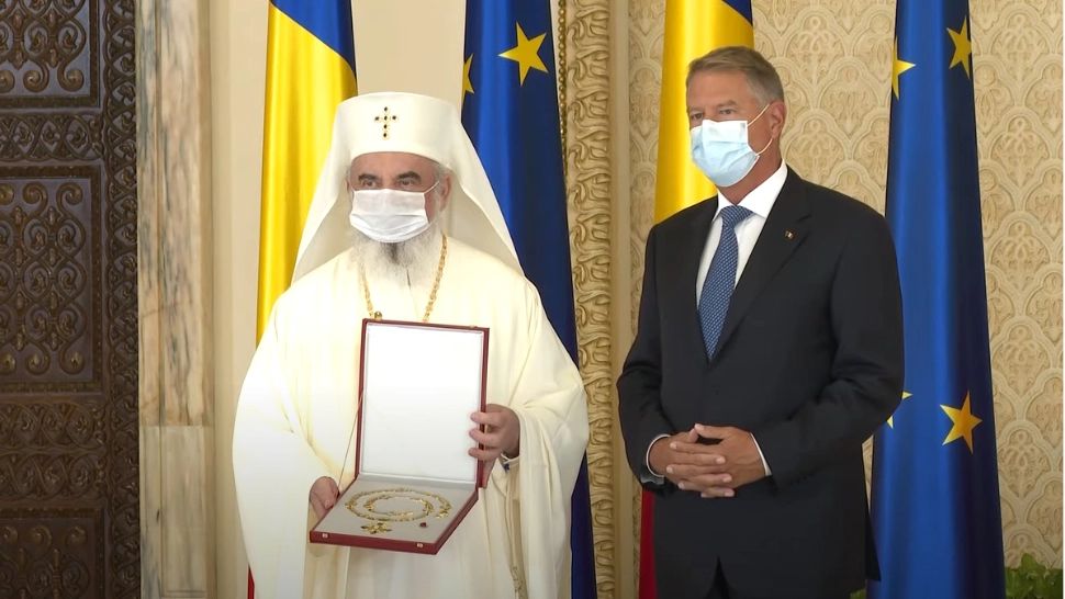 Klaus Iohannis l-a decorat pe Patriarhul Daniel: BOR este un important partener al statului pentru consolidarea societății noastre democratice