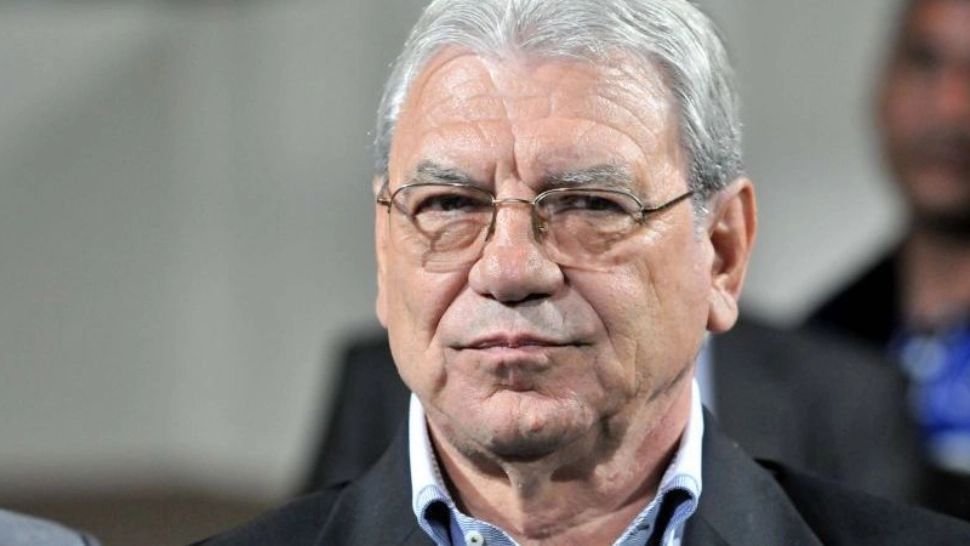 Sicriul lui Emeric Ienei, depus la Stadionul din Oradea. Gabi Balint și alte nume importante din sport au venit să-și ia rămas bun - VIDEO