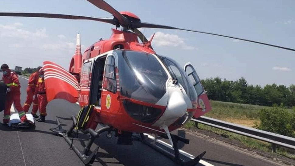 Accident grav pe Autostrada Soarelui: copil de 4 ani, dus de urgență cu elicopterul la spital, după ce a fost aruncat într-un parapet - FOTO