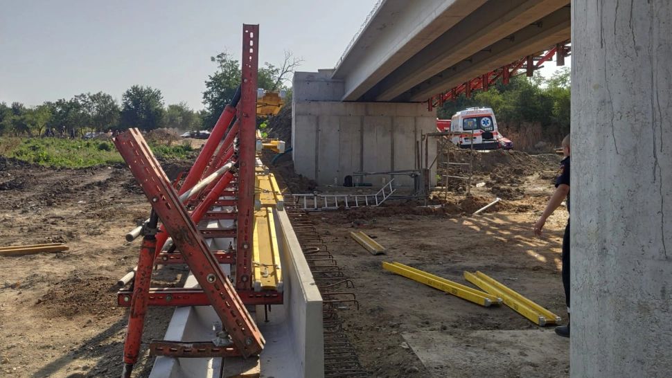 Un pod care trece peste Râul Vedea, în județul Teleorman, s-a PRĂBUȘIT peste muncitori: 6 victime - VIDEO