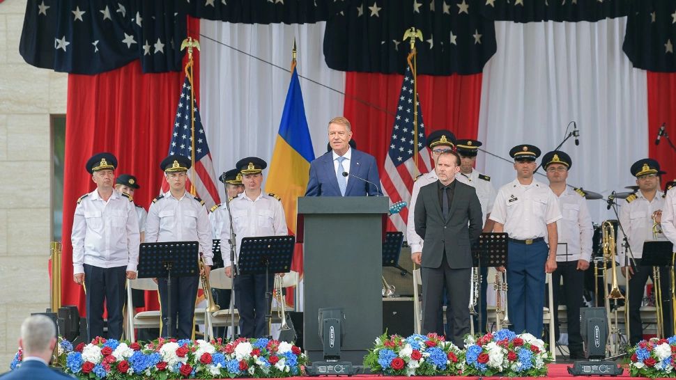 Klaus Iohannis, mesaj de Ziua Statelor Unite ilustrat cu o fotografie în care apare alături de Florin Cîțu 
