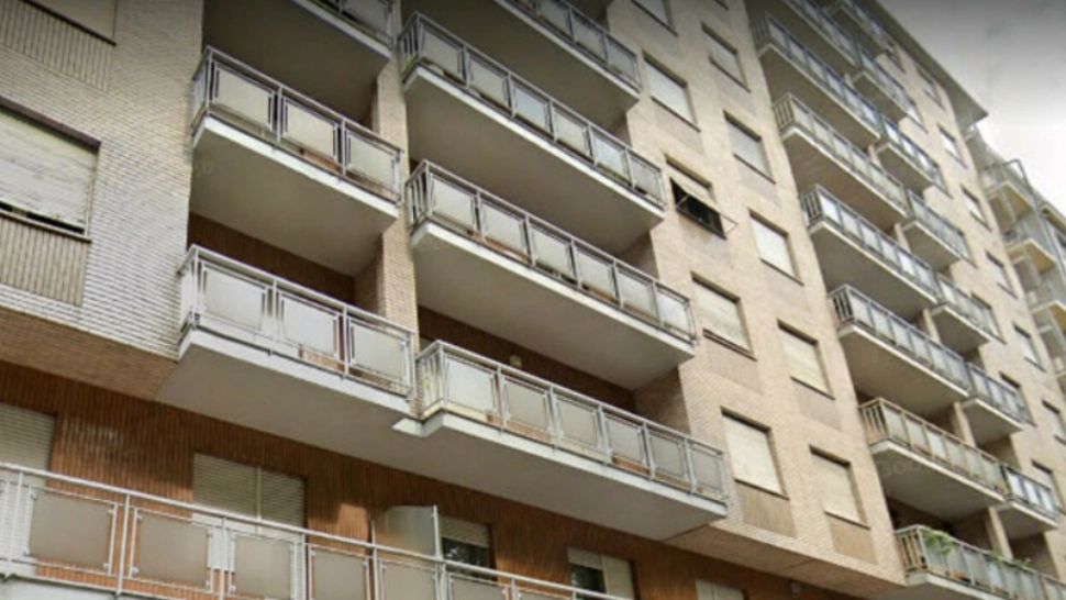 Român în stare GRAVĂ după ce a căzut de la etajul patru al unei clădiri din Torino. Ce au găsit polițiștii asupra sa 