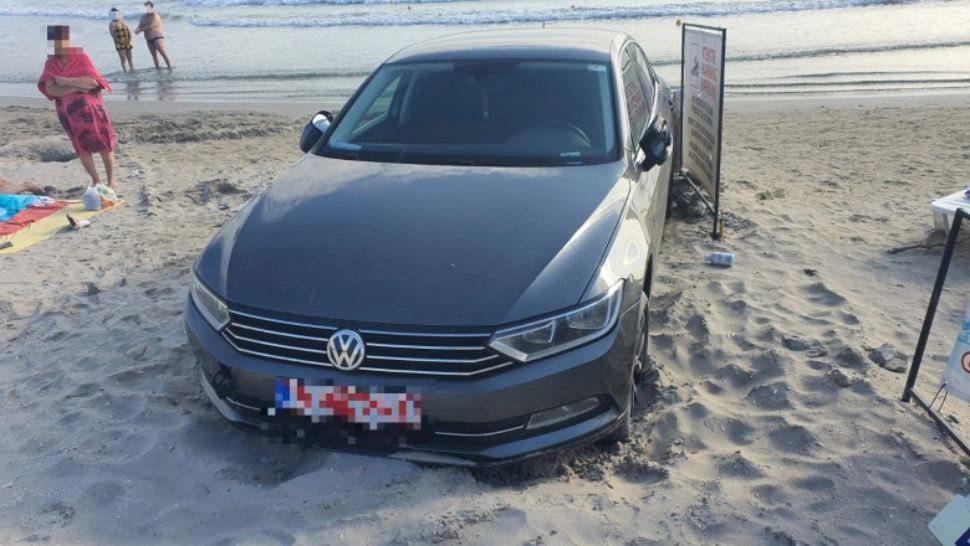 Un șofer din București a parcat mașina pe plaja din Saturn. Ce amendă URIAȘĂ a primit