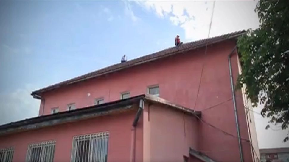 Protest EXTREM la Casa de Pensii din Petroșani: 2 bărbați au amenințat că se aruncă de pe clădire