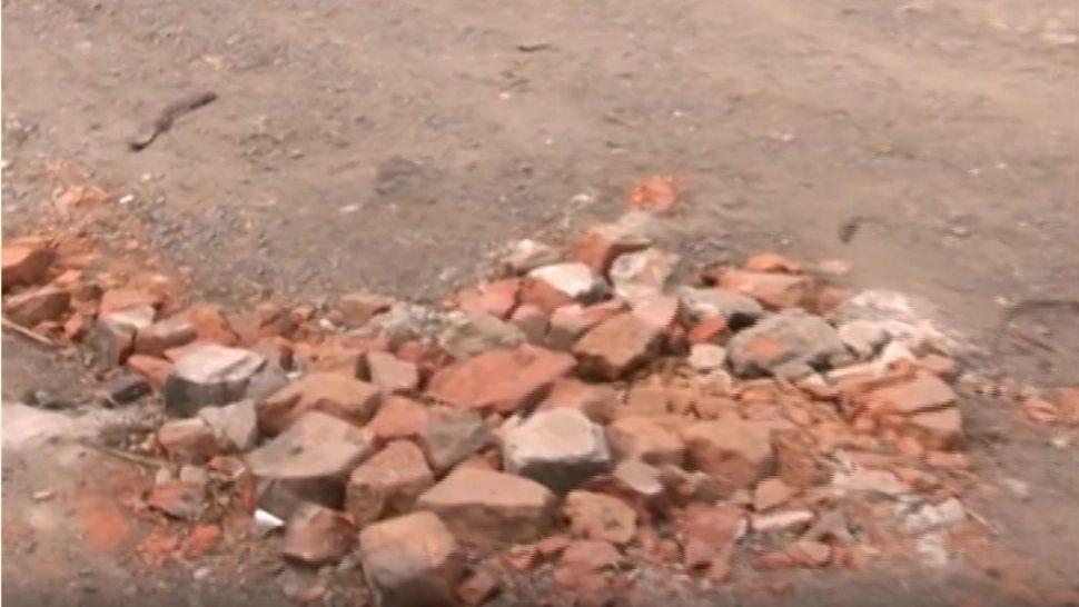 VIDEO O stradă din Capitală arată mai rău ca la țară. Cu ce astupă oamenii gropile