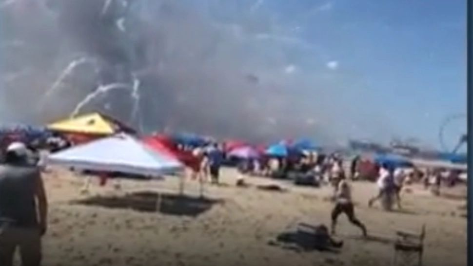 Panică de Ziua Americii: Un camion a EXPLODAT pe o plajă aglomerată