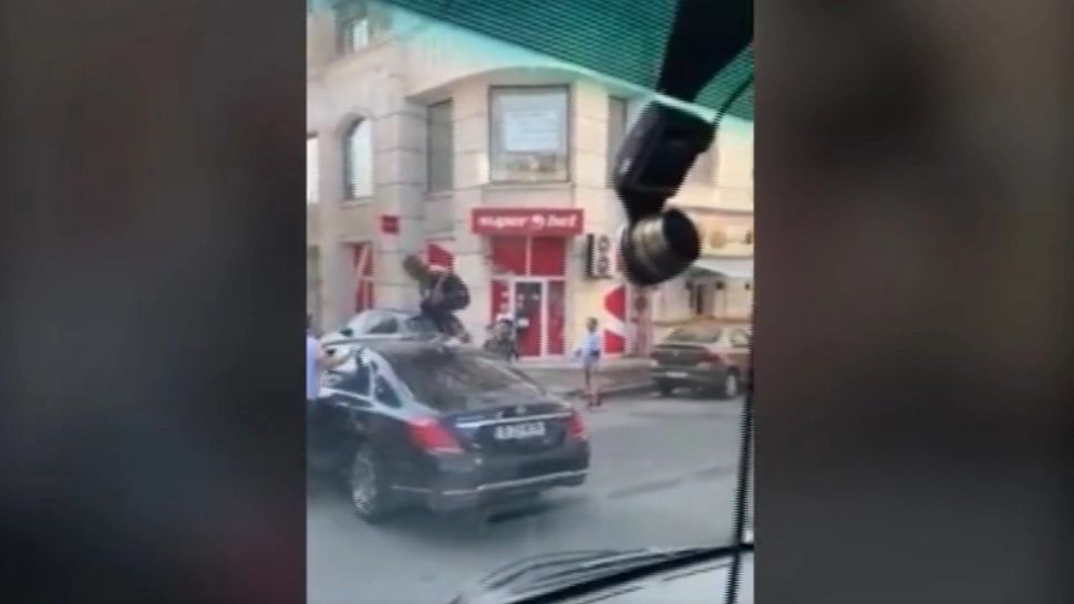 VIDEO Scandal URIAȘ în plină stradă, în Capitală. Ce a determinat-o pe o femeie să se urce pe mașinile oprite la semafor