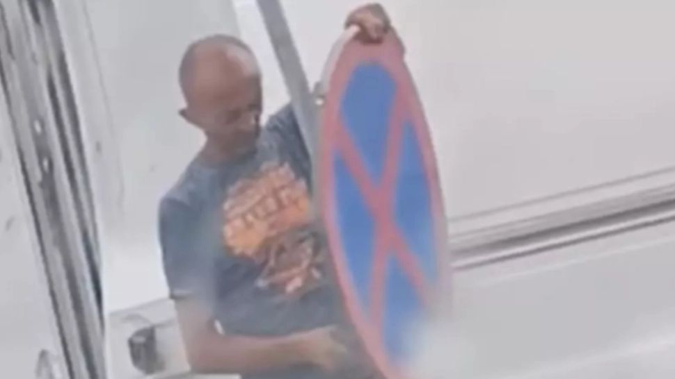 Dosar PENAL în cazul bărbatului care a demontat un indicator rutier cu semnul "Oprirea Interzisă”. Cine este făptașul