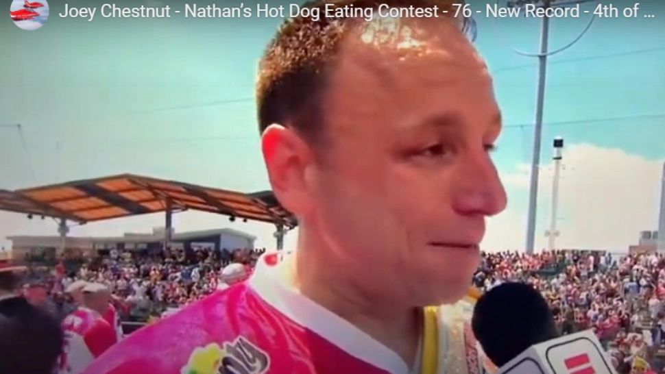 Joey Chestnut, campionul în arta devorării de hot dogs, și-a învins propriul RECORD: a mâncat 76 hot dogs în 10 minute! 