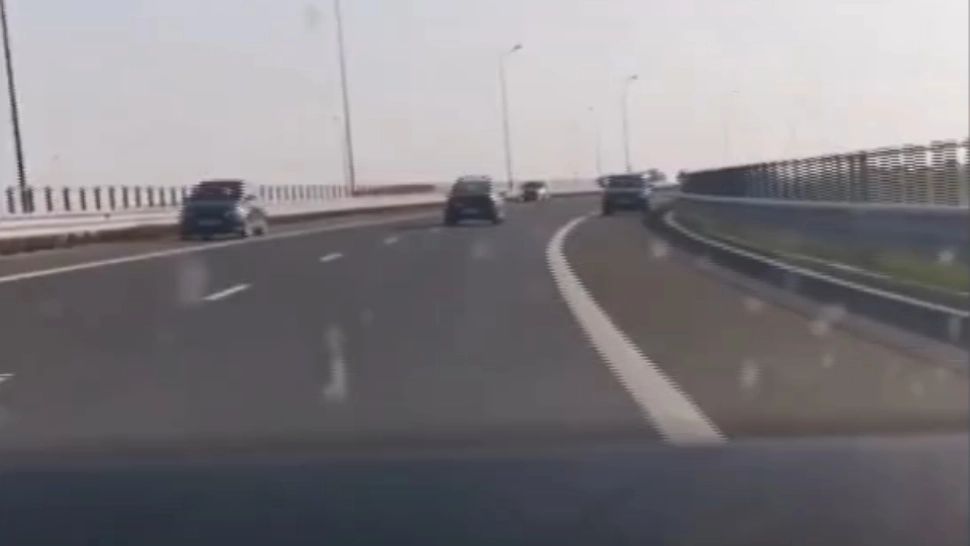 VIDEO Imagini HALUCINANTE: Zeci de mașini pe contrasens, pe Autostrada Soarelui