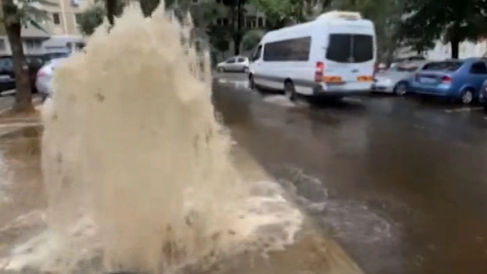 VIDEO "Fântână arteziană", apărută pe o stradă din Capitală, în urma unei avarii. Cum au reacționat oamenii