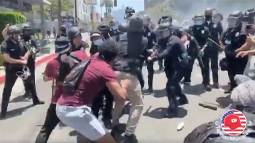 Proteste VIOLENTE în LA, după ce un transexual a intrat dezbrăcat la SPA-ul de femei. Ce EXPLICAȚIE au dat angajații centrului de wellness