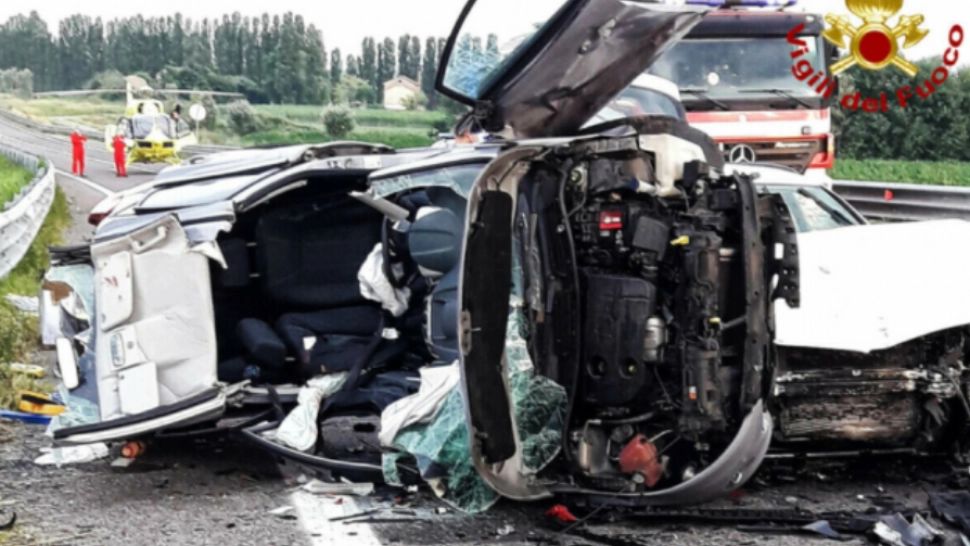 Familie de români, implicată într-un GRAV accident rutier, în Italia. Mașina s-a făcut armonică