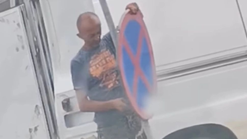 Au dat jos indicatorul rutier cu semnul "INTERZIS" ca să-și vândă pepenii - Imagini STUPEFIANTE