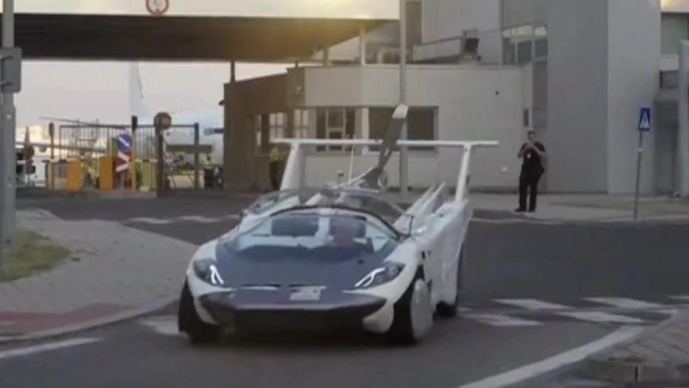 VIDEO Mașina care devine avion în doar 15 secunde 