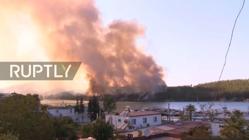 Două dintre stațiunile preferate ale românilor din Turcia, MISTUITE de flăcări: Mii de turiști, evacuați / Focul ar fi fost pus INTENȚIONAT