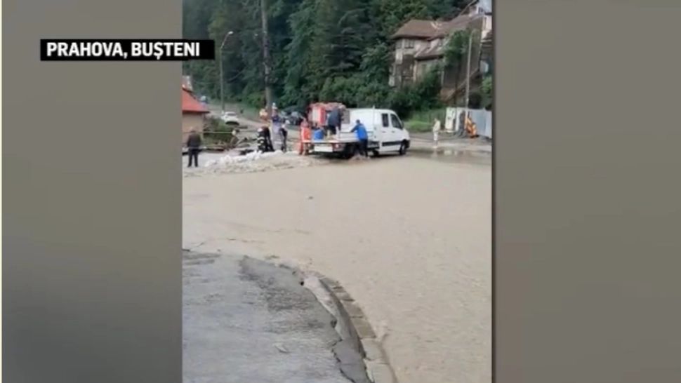 VIDEO Vremea EXTREMĂ a făcut RAVAGII în țară: Stațiuni măturate de viitură, drum național blocat, spital inundat. Cât mai ține DEZASTRUL