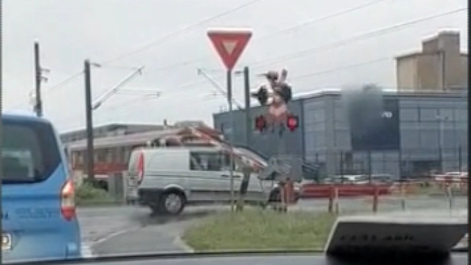 Tren BLOCAT de un șofer grăbit, în Cluj. Bariera a căzut peste mașină - Imagini REVOLTĂTOARE