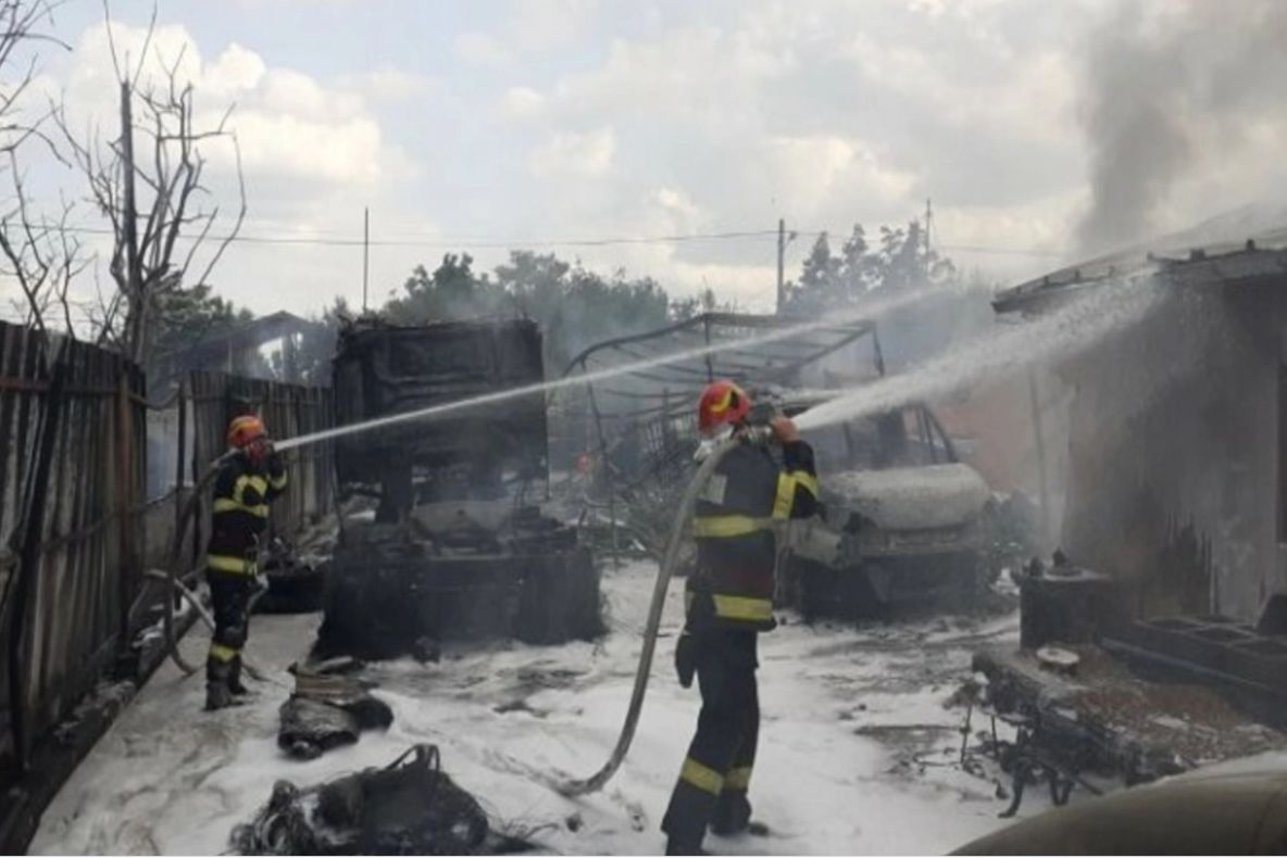 Adolescentul rănit GRAV în incendiul din Prahova va fi transportat la Spitalul Grigore Alexandrescu, din Capitală. Cine este cea de-a doua victimă și cum se simte