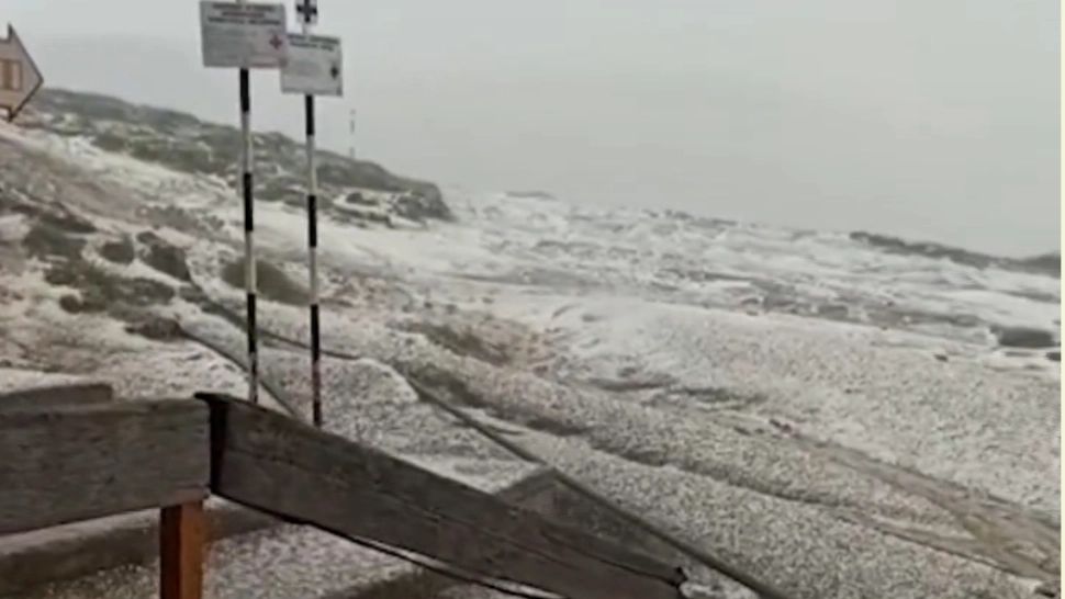 Peisaj de iarnă la munte: Strat de gheață consistent după o rupere de nori, pe Platoul Bucegi