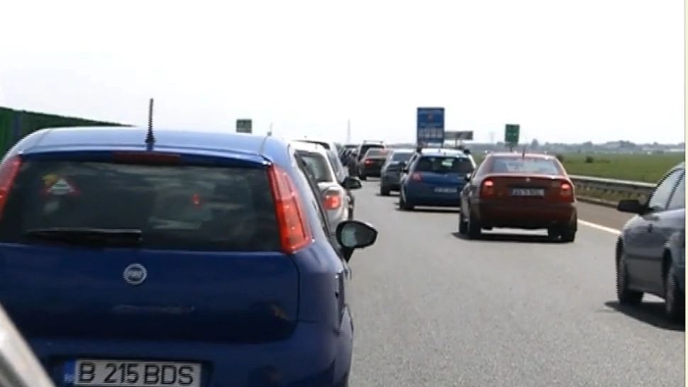 Bara la bara, pe drumul dinspre mare. Mii de turiști se întorc astăzi acasă