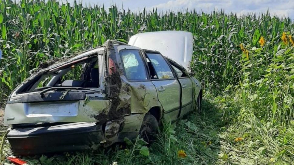 Accident cumplit, în Neamț: 4 copii, răniţi după ce mașina în care se aflau s-a răsturnat, la întoarcerea din tabără - FOTO