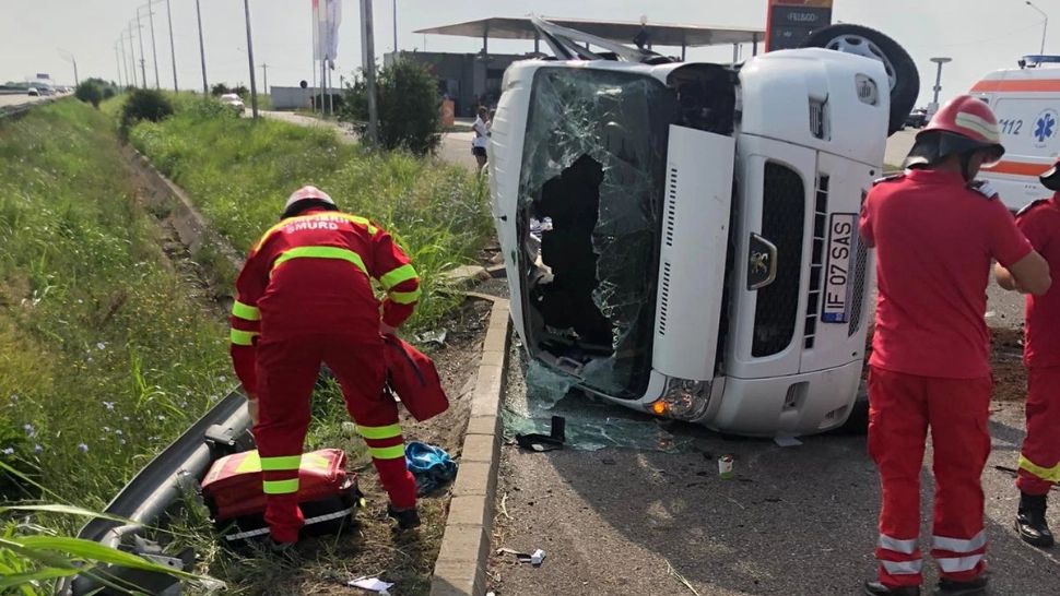 Accident grav, pe Autostrada Soarelui: 6 victime, după ce un microbuz s-a răsturnat - FOTO