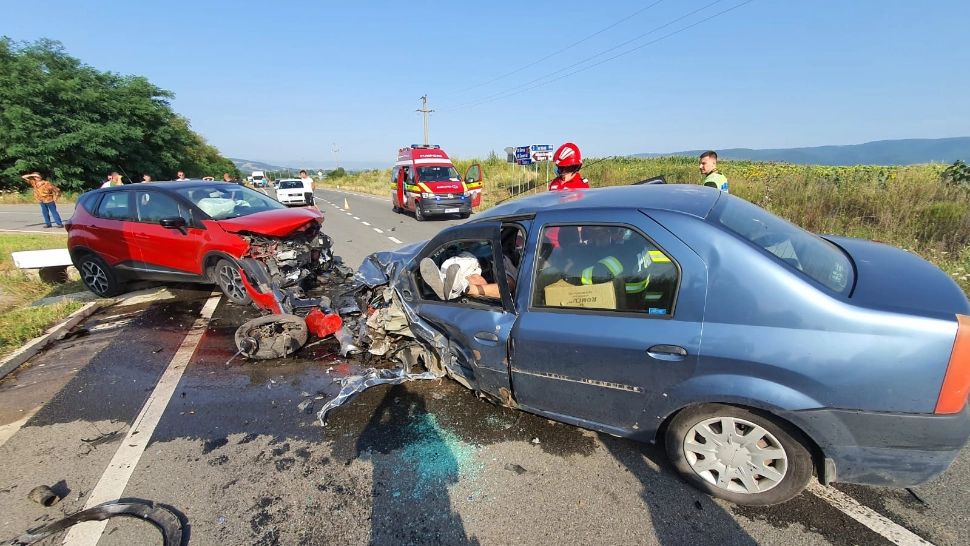 Impact violent, în Deva: 3 VICTIME, după ce un autoturism a intrat pe contrasens
