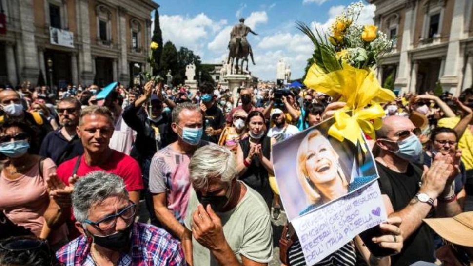Mii de italieni au condus-o pe ultimul drum pe Raffaella Carra, simbol cultural și apărătoare a cauzei LGBT