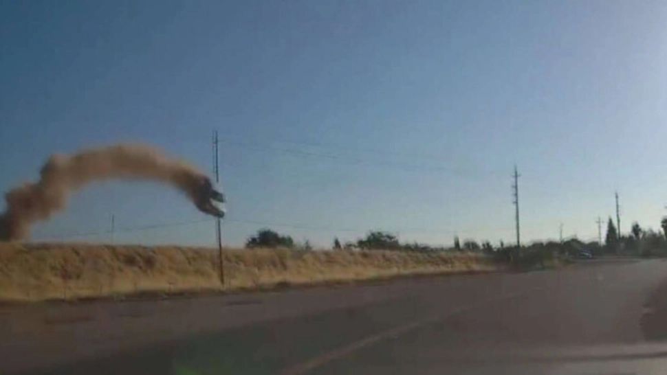 VIDEO - A zburat cu mașina de pe autostradă și a aterizat pe o șosea alăturată - Totul a fost filmat