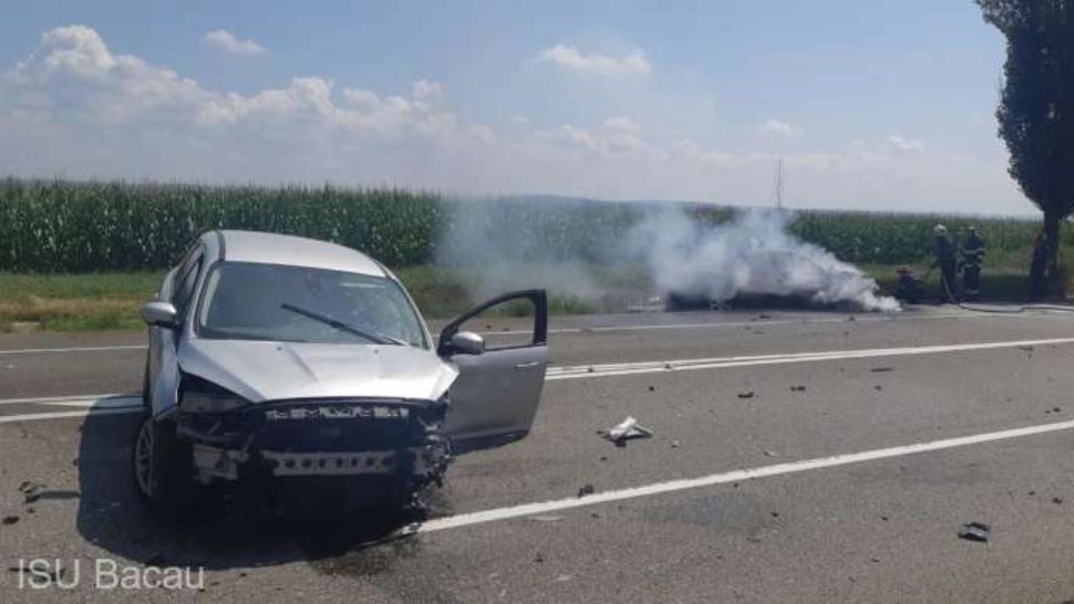 Accident grav, în județul Bacău. Impact violent - două victime, după ce mașina a luat foc