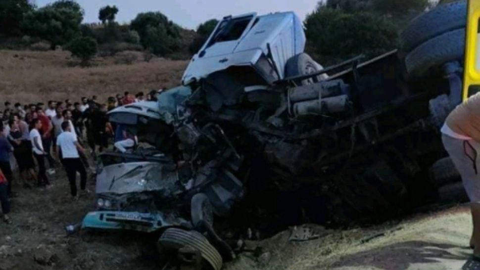 VIDEO Accident devastator: 18 MORȚI după ce un camion a lovit frontal un autocar, în Algeria