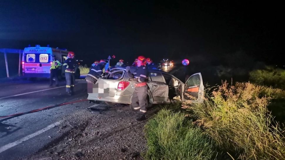O ambulanță în misiune a fost implicată într-un accident grav. Patru persoane rănite