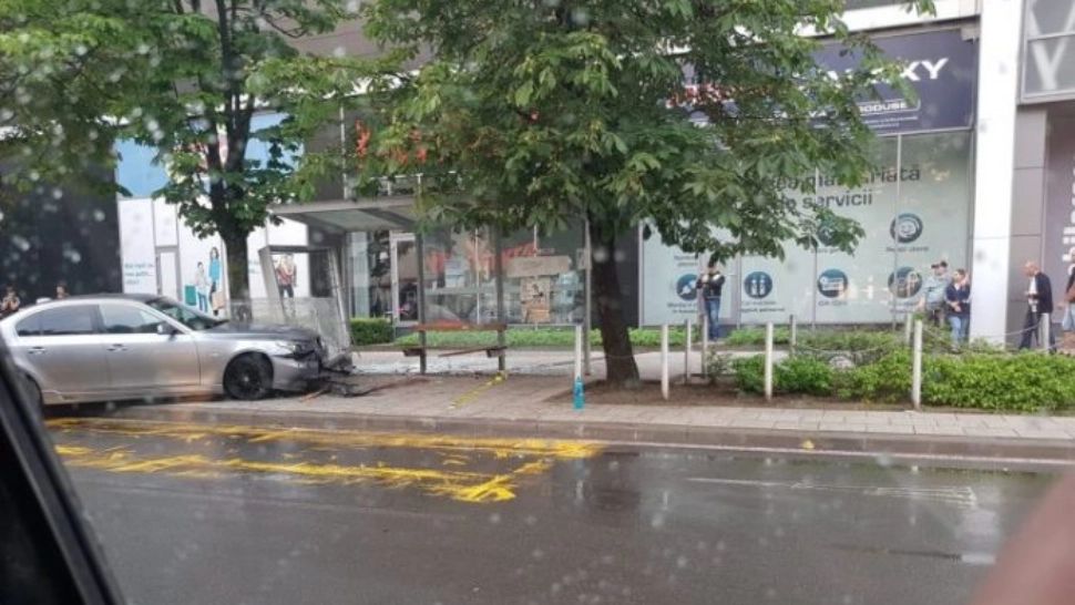 Tânăra spulberată de mașină în stația de autobuz a MURIT - Șoferul vinovat a fost reţinut