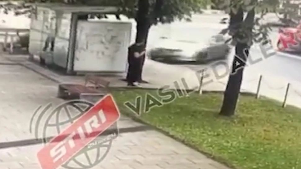 Accidentul din stația de autobuz din Baia Mare. Momentul impactului, filmat: o tânără a murit, soțul - mutilat pe viață - VIDEO
