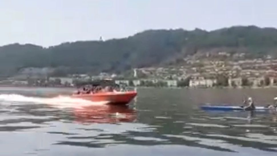 FOTO Caiac cu 4 copii sportivi, spulberat de o șalupă, pe Dunăre, la Orșova