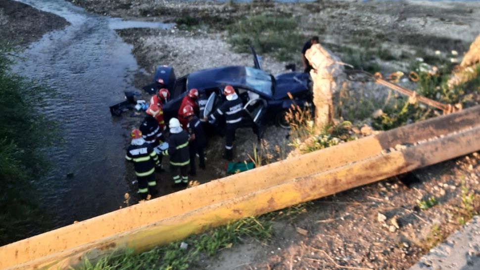 FOTO Accident grav în Neamț - 3 tineri au fost răniți după ce au căzut cu mașina într-un râu