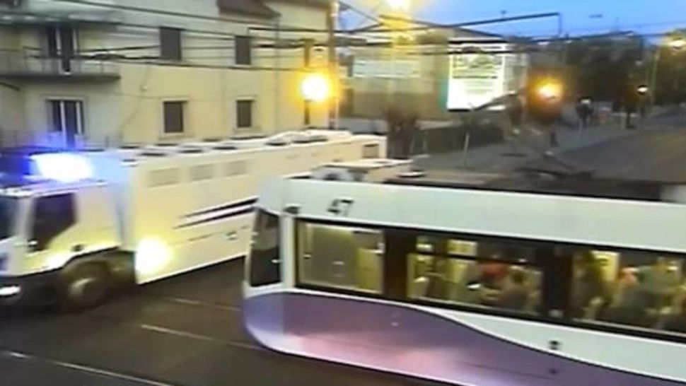 VIDEO Dubă cu deținuți, care circula pe contrasens, ciocnire cu un tramvai, la Timișoara