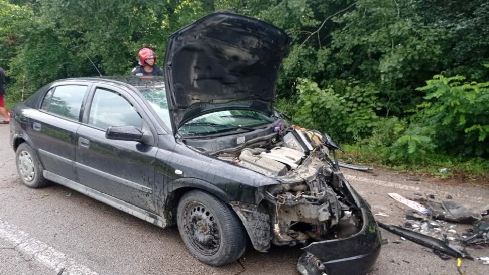 Accidente în lanț, pe o șosea din Caraș-Severin: un mort și 3 răniți