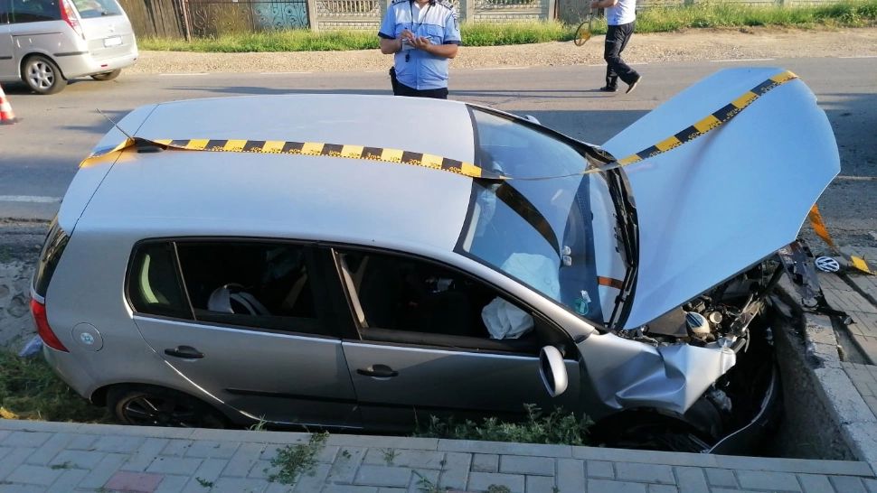 Accident rutier grav în Neamț - O femeie și un copil au fost răniți