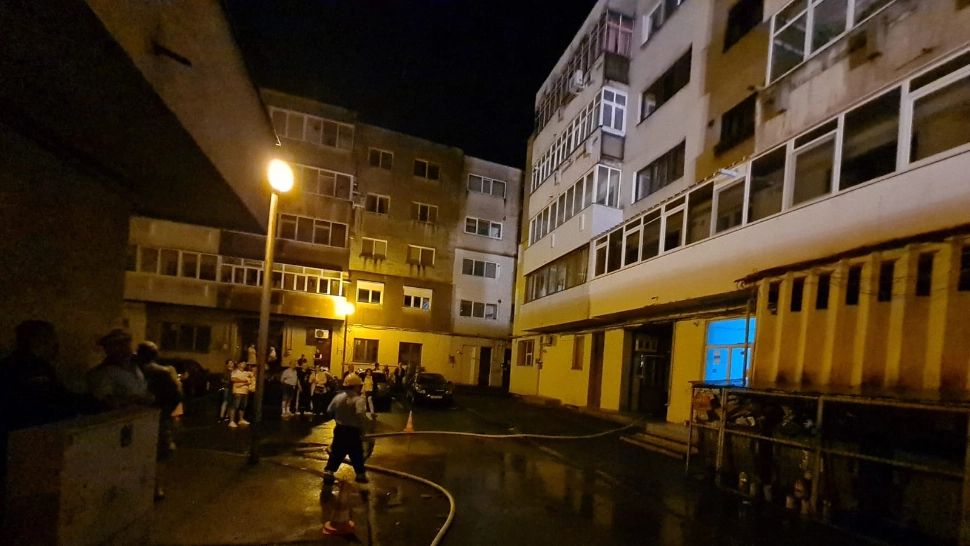 Incendiu la acoperișul unui bloc după ce a fost lovit de trăsnet - Persoane evacuate