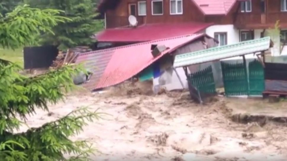 Imagini terifiante, în Argeș: terasa unei pensiuni, luată de ape - VIDEO