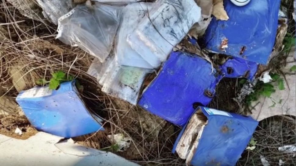 O parte din arhiva autostrăzii Bechtel, abandonată pe câmp - FOTO