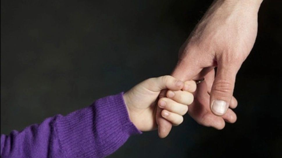 Modificări la Legea Adopției. Guvernul va aproba noile norme metodologice de aplicare - Ce se schimbă