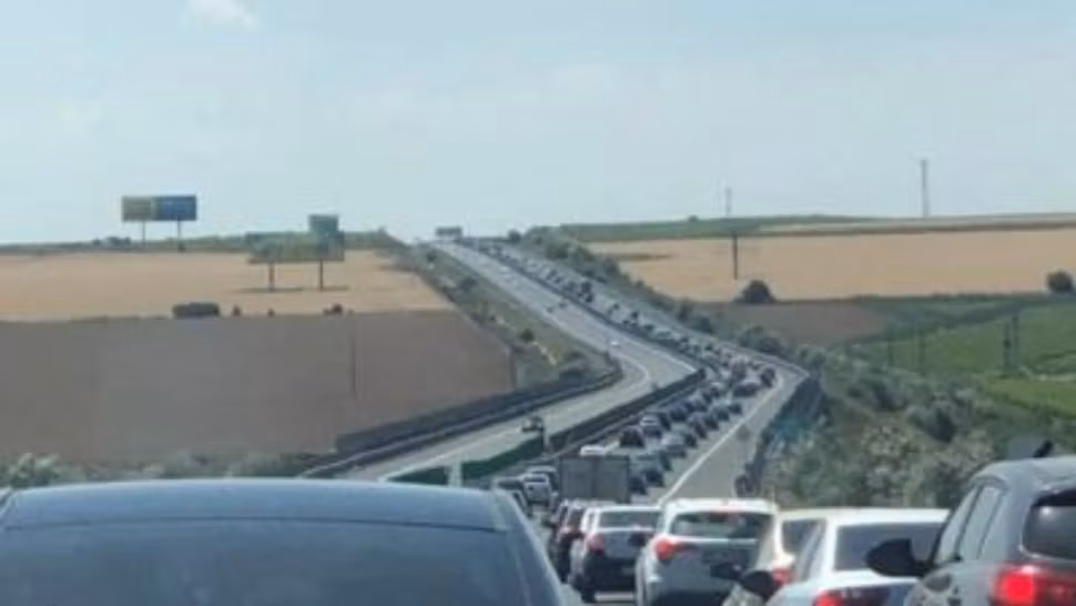 Minivacanța de Sf. Maria. Cozi interminabile pe DN1 și Autostrada Soarelui. Vămile, blocate