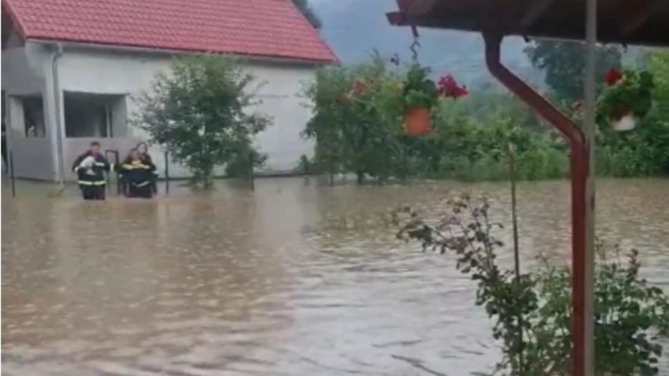 VIDEO Dezastru în România: drumuri naționale blocate de ape, oameni salvați de pompieri în ultima clipă 