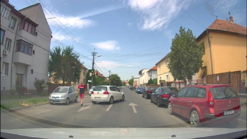 VIDEO Imagini halucinante din trafic - Un bărbat a scos pistolul pe o stradă din Sibiu